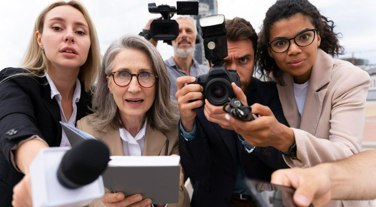 Jornalistas entrevistando uma pessoa 