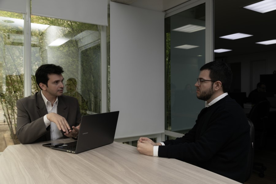 Foto de duas pessoas conversando no escritório da Mira