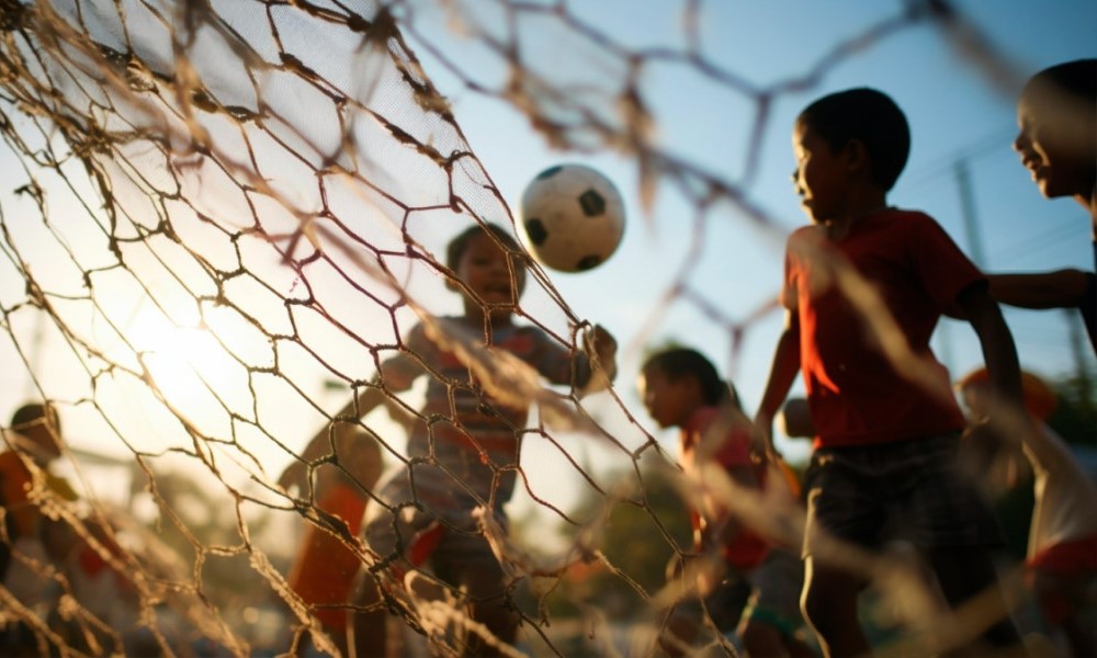 foto de garotos jogando bola