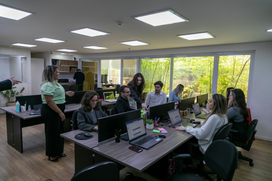 Foto de uma equipe trabalhando no escritório