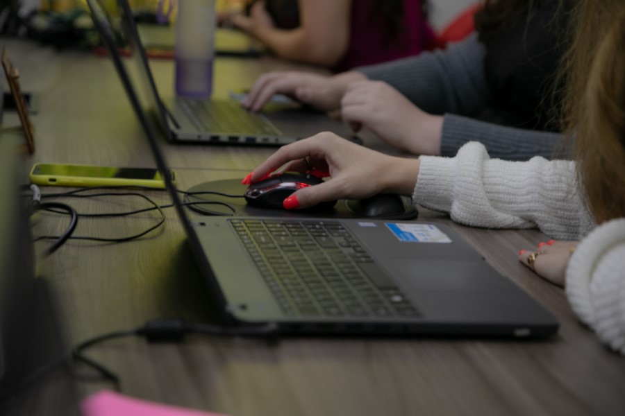 foto de várias pessoas mexendo no computador 