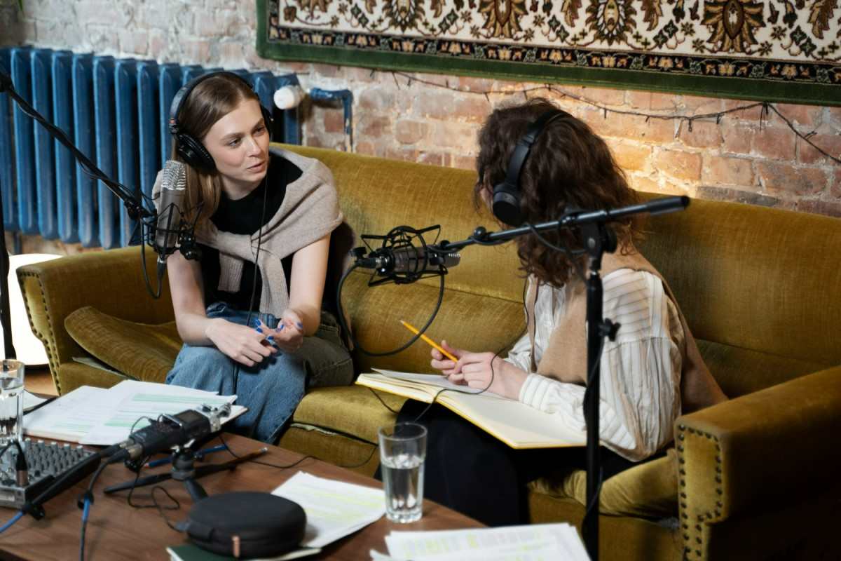 foto de pessoa sendo entrevistada