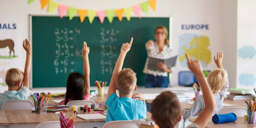 crianças em uma sala de aula