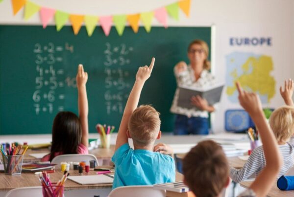 crianças em uma sala de aula